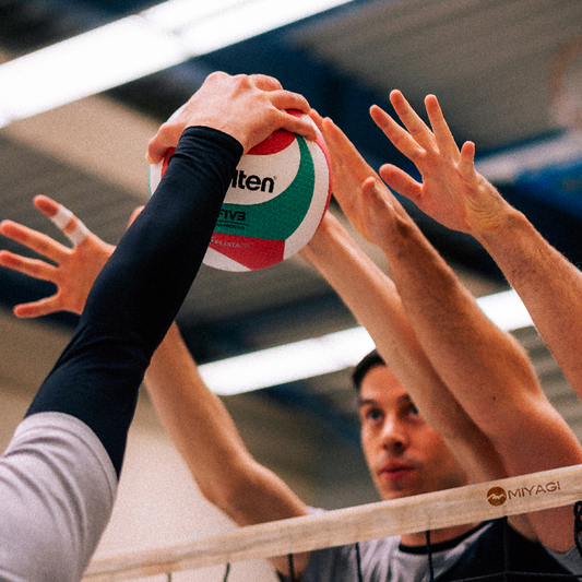 ¿Cómo empezar a jugar voleibol? Guía para principiantes con reglas, posiciones e implementos básicos